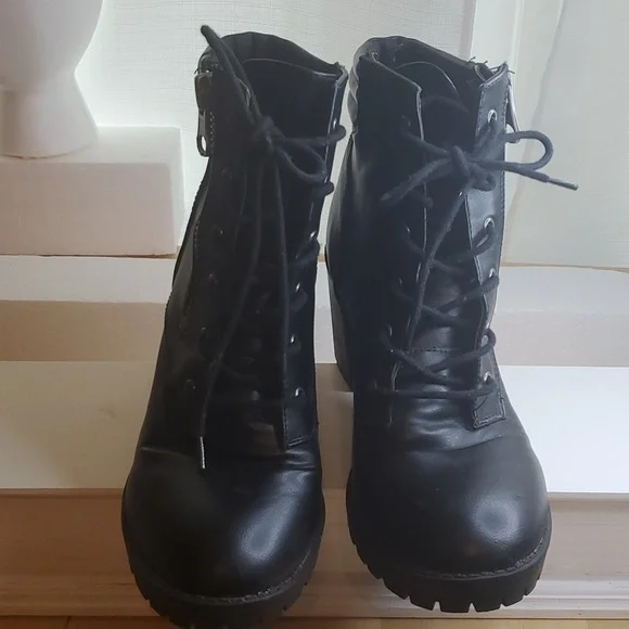 STEVE MADDEN LUG SOLE ANKLE BOOT - Picture 1 of 8